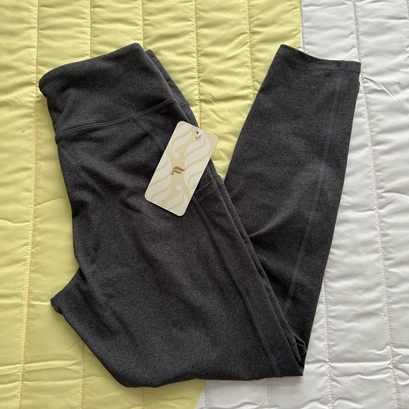 Fabletics Women’s High Waisted Side Pockets 7/8 Leggings Gray Size Medium NWT - Picture 3 of 5